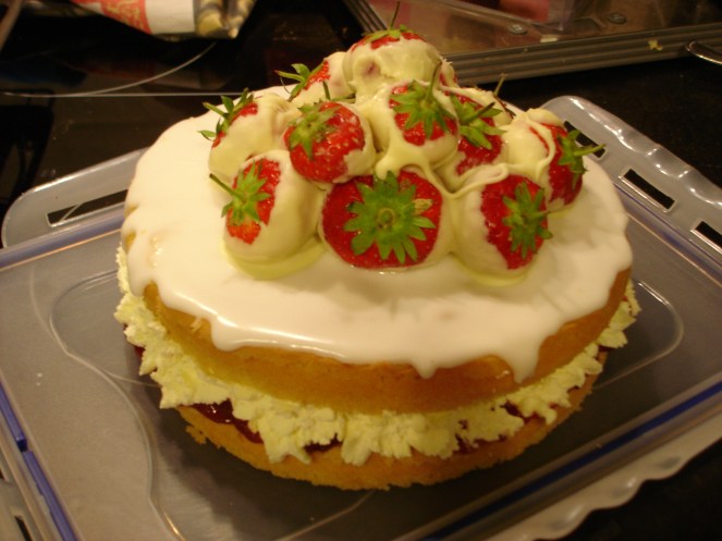 Cake Strawberry and white chocolate September 2012 (3).JPG